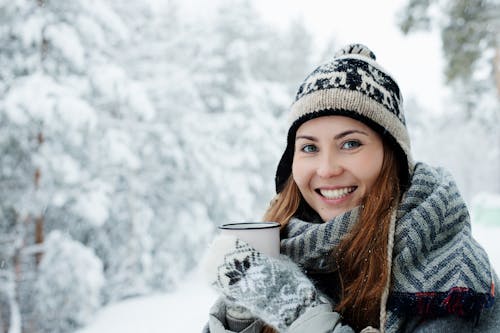 Mujer Sonriendo Mientras Sostiene Una Taza