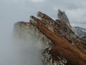 意大利多洛米蒂山脉塞塞达山峰的戏剧性雾景，在秋天展现