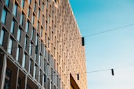 在清澈蓝天的映衬下，当代建筑的立面展现出城市生活的现代气息