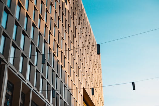 在清澈蓝天的映衬下，当代建筑的立面展现出城市生活的现代气息