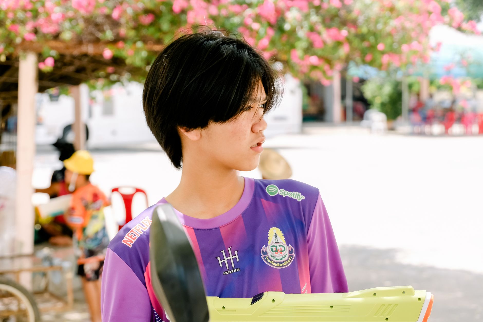 A cautious Thai player reviewing casino license details on a laptop beside handwritten budget notes