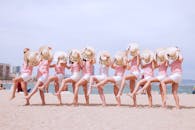 夏天，一群妇女戴着帽子在多维尔海滩上玩耍