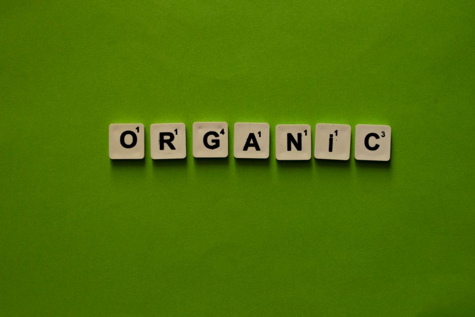 鮮やかな緑の背景に「Organic」と書かれたスクラブル タイルで、持続可能性を強調しています。