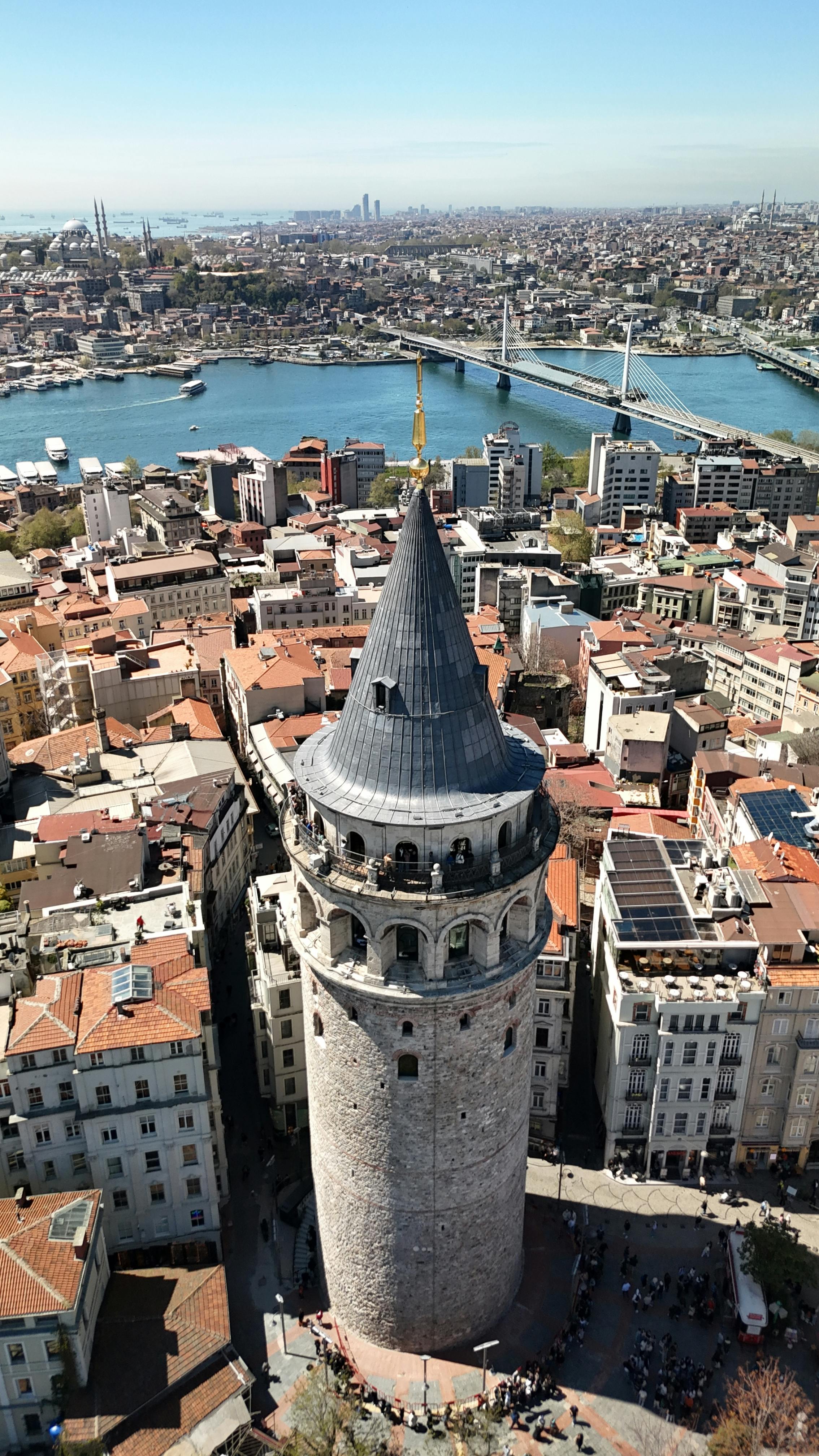Gratuit Une superbe vue aérienne de la tour de Galata surplombant Istanbul avec le Bosphore en vue. Photos