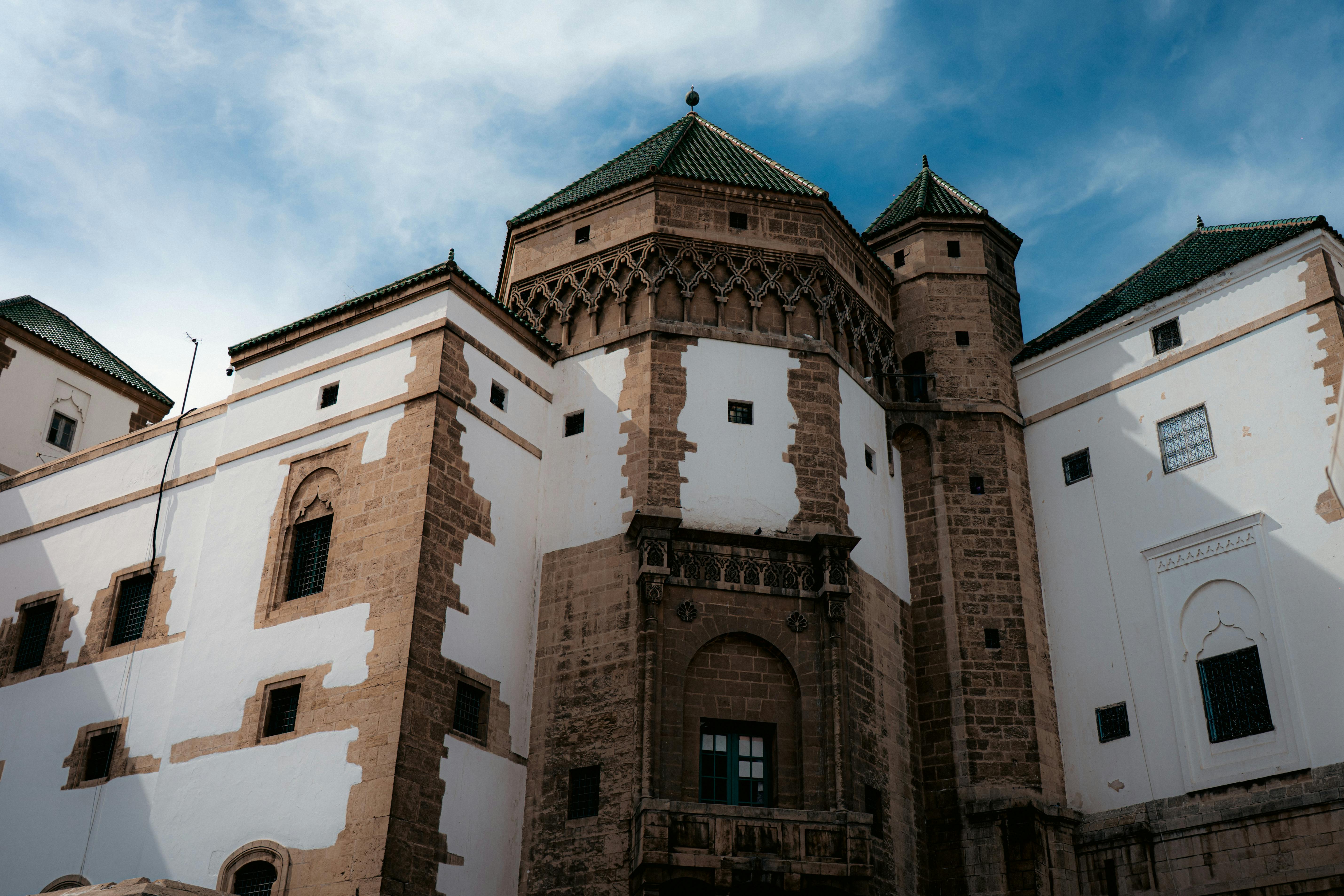 Miễn phí Pháo đài thời Trung cổ với thiết kế tinh xảo và mái nhà xanh mướt dưới bầu trời xanh trong vắt. Ảnh lưu trữ