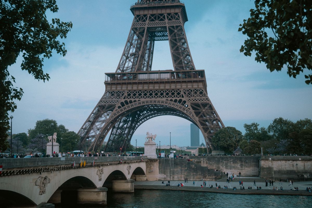 Turnul Eiffel deasupra Senei, în amurg