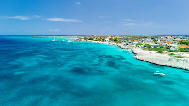 Une vue aérienne à couper le souffle du littoral d'Aruba avec des eaux turquoise et un ciel bleu clair.