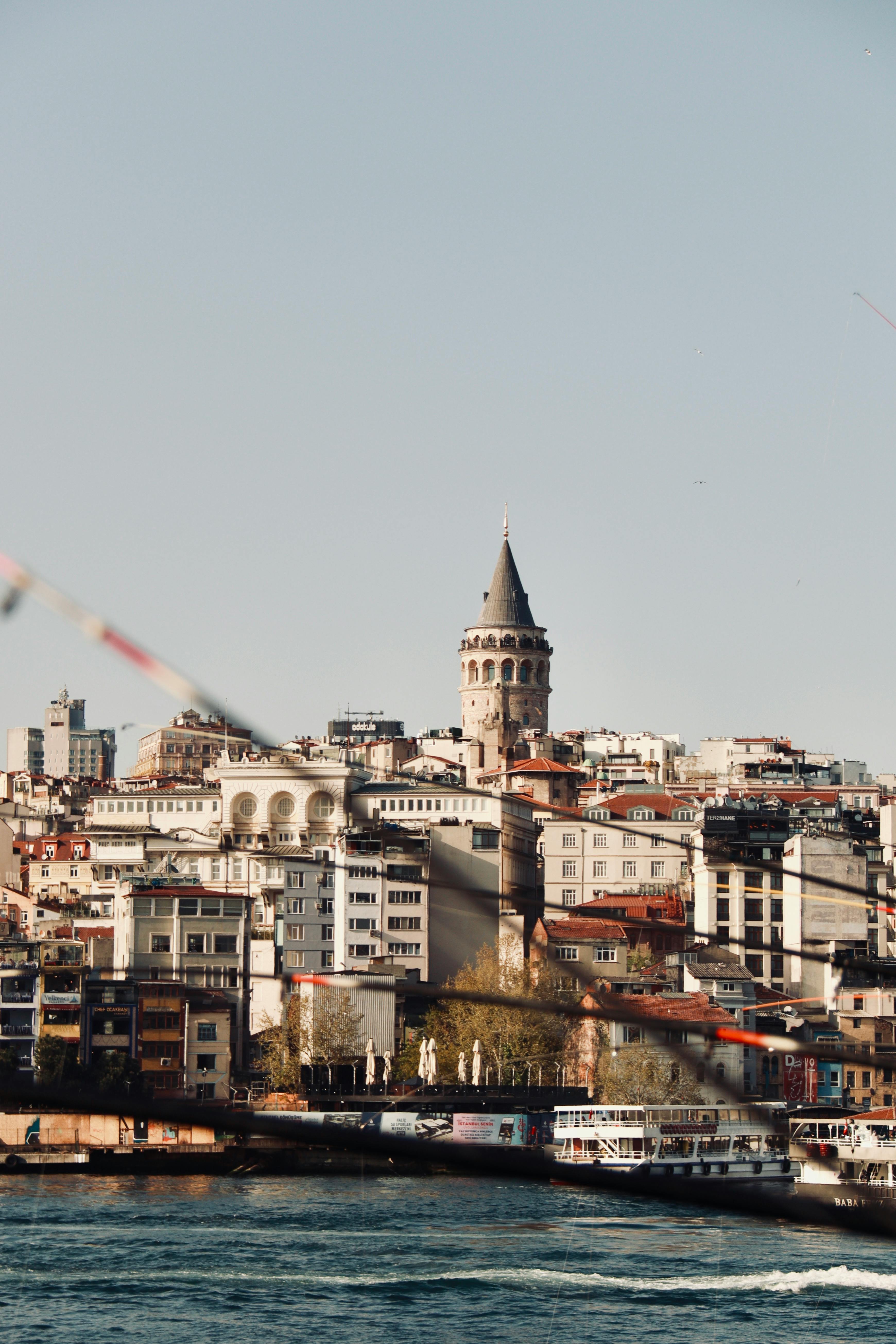 Gratuit Vue panoramique de la tour de Galata avec le Bosphore à Istanbul, capturant l'architecture historique de la ville. Photos