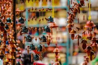 陶器市场的摊位上挂满了充满活力的钟声和装饰品，展现了文化艺术性