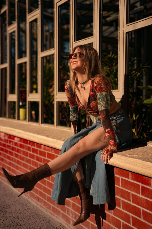 Free Stylish woman poses outdoors in Ankara, embracing a vintage fashion aesthetic under sunny weather. Stock Photo