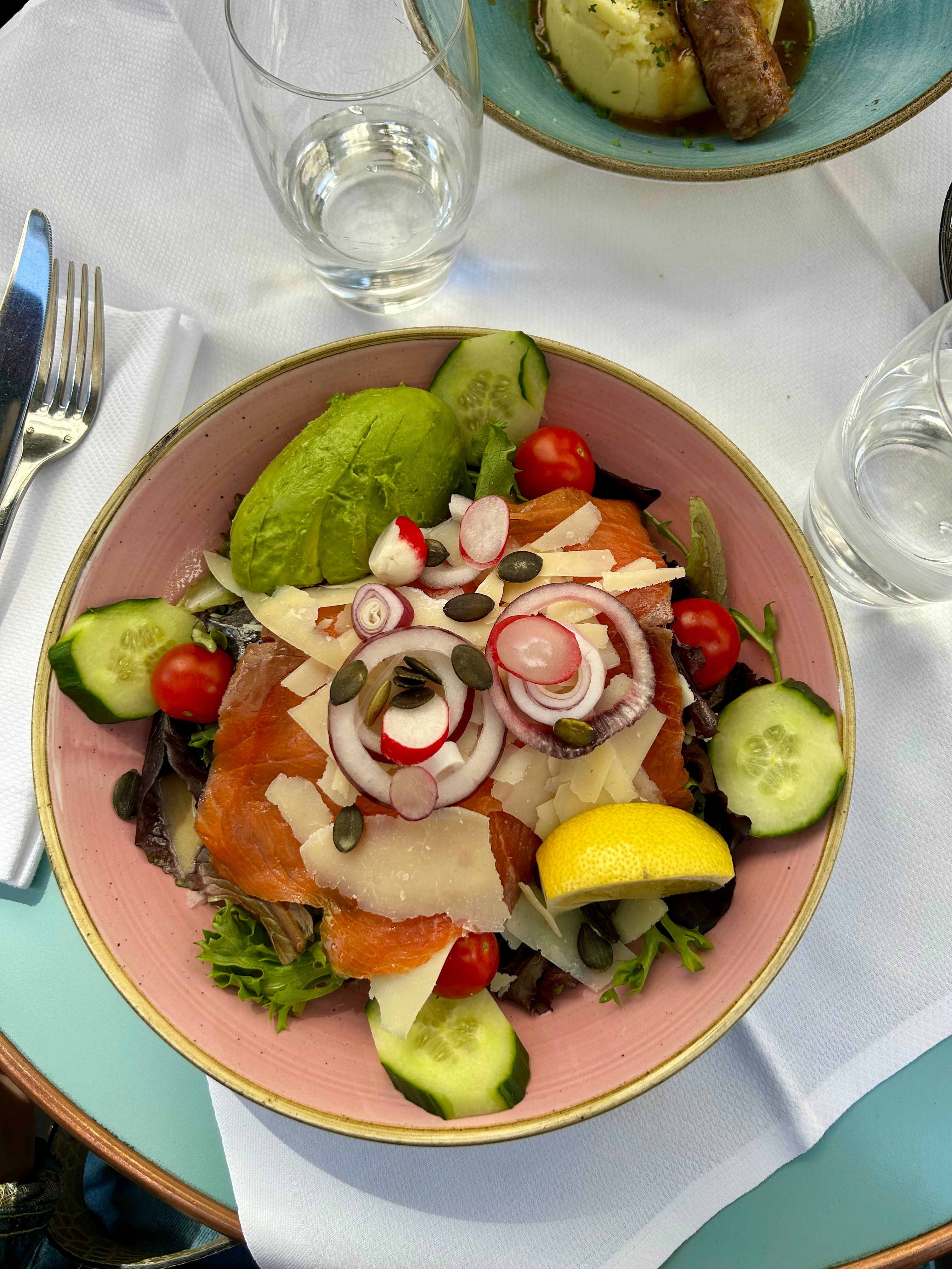 Salade nordique au saumon fumé et concombre
