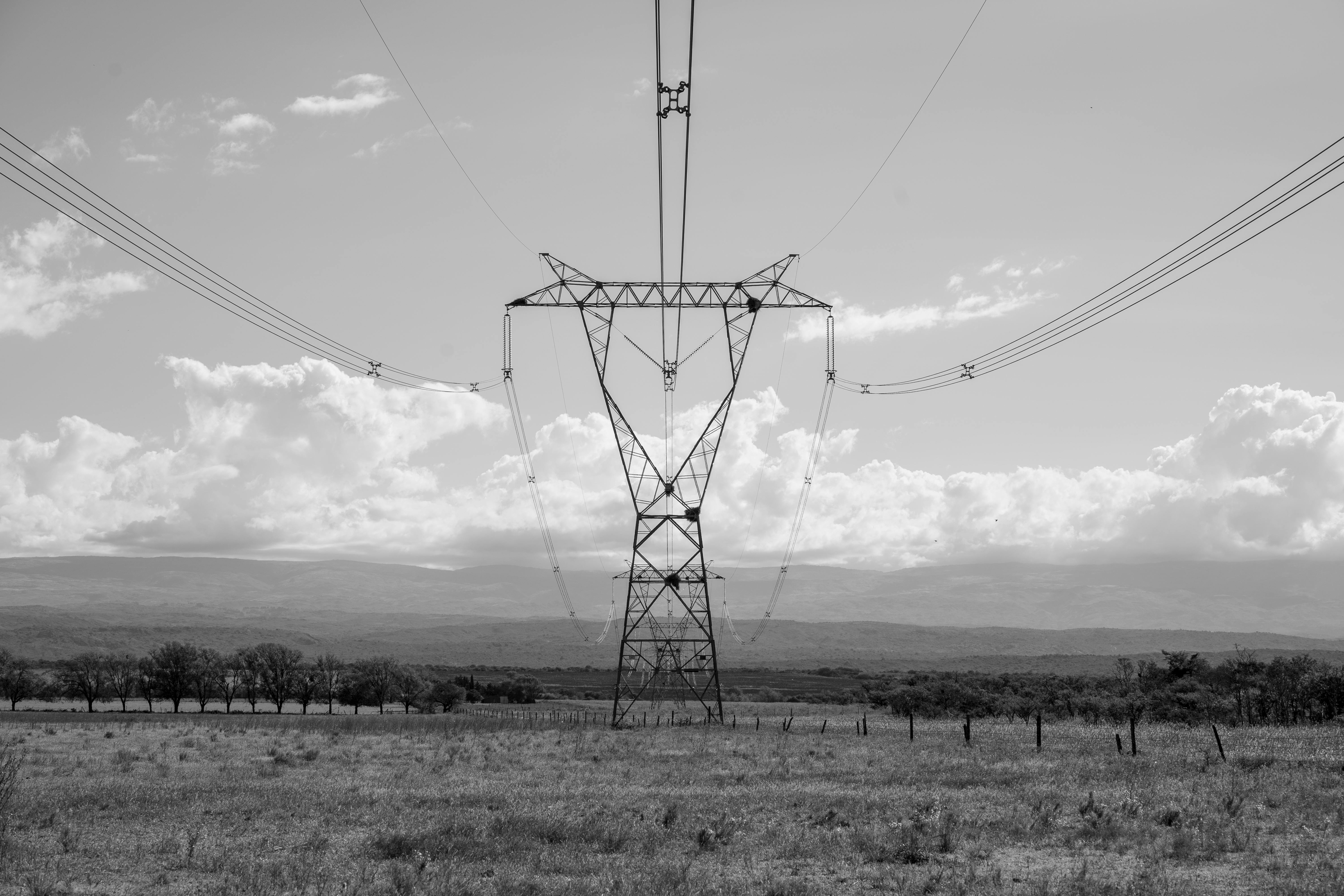 Gratis En sort-hvid visning af et elektricitetstårn i et vidtstrakt landskab i Córdoba, Argentina. Lagerfoto