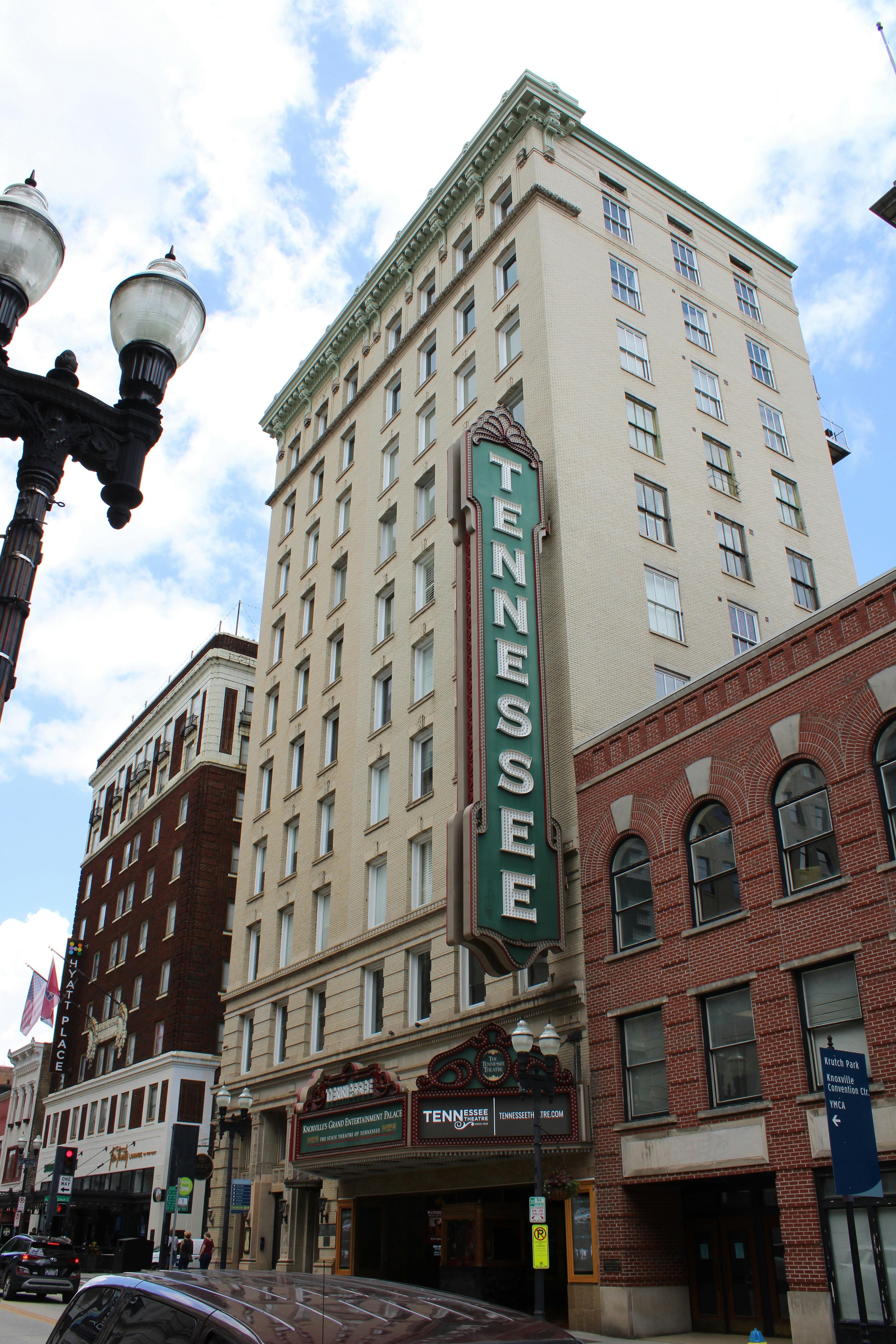 Ücretsiz Knoxville şehir merkezinde bulunan ve klasik mimarisini yansıtan ikonik Tennessee Tiyatrosu'nun görünümü. Stok Fotoğraflar