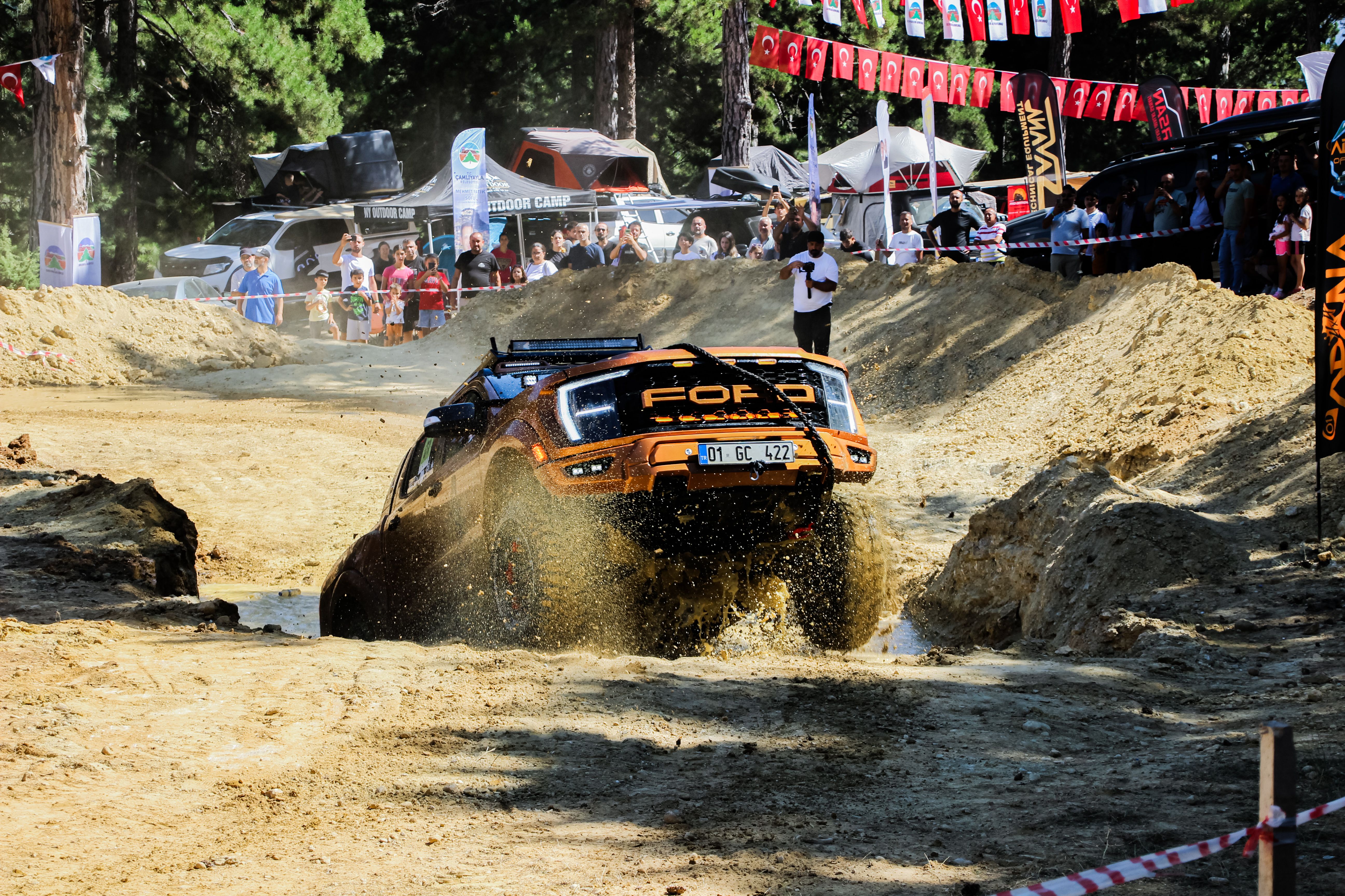 Exciting Off-Road Racing Event with Thrilling Action · Free Stock Photo