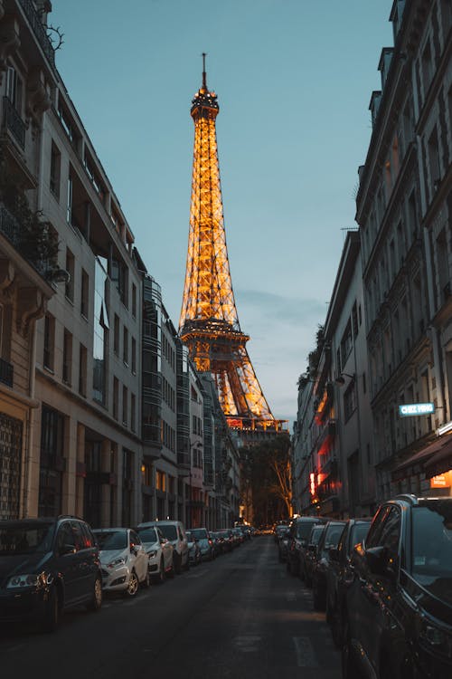 Foto Di Auto Parcheggiate Sul Lato Della Strada Dall'altra Parte Della Torre Eiffel