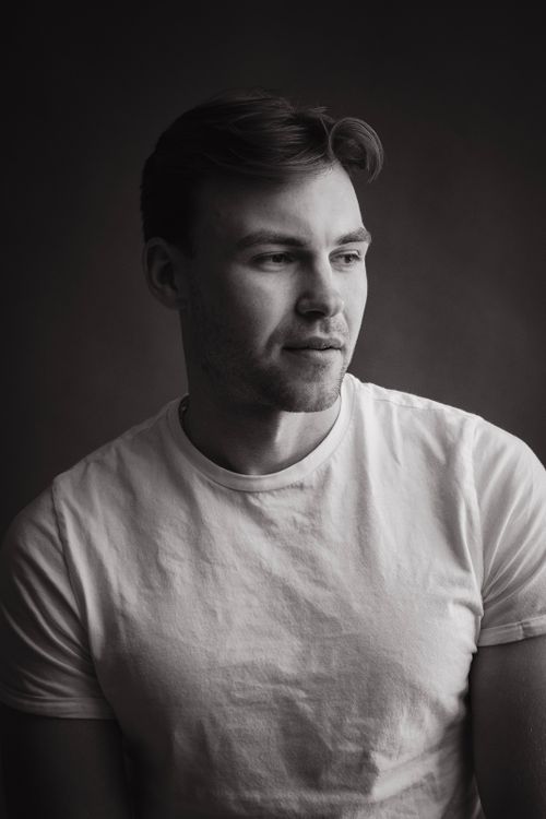 Free Black and white portrait of a thoughtful man in Berlin, using natural light for an authentic look. Stock Photo