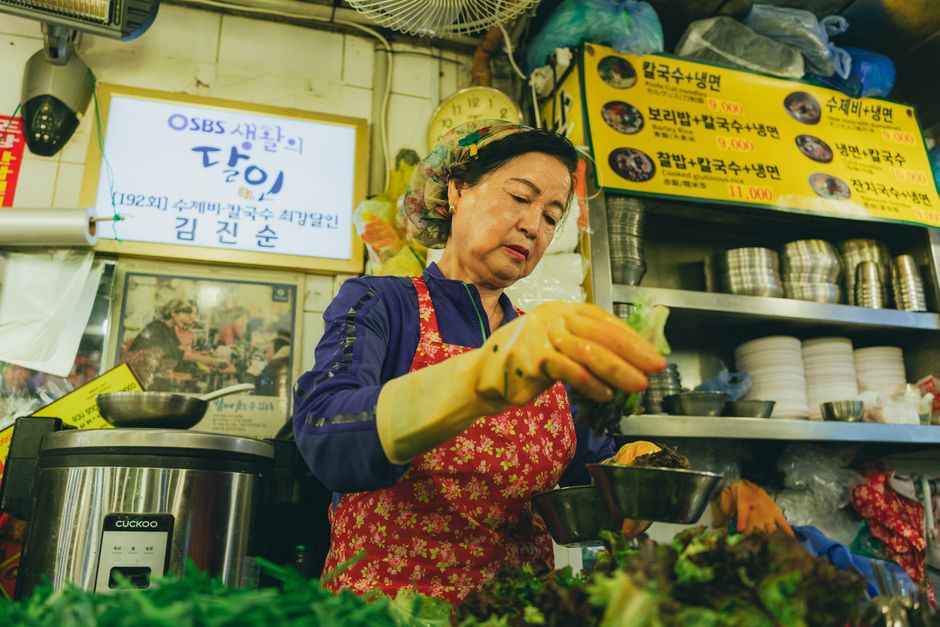 동네 식당 주방에서 음식을 준비하는 사장님, 네이버 플레이스 리뷰 관리의 현장