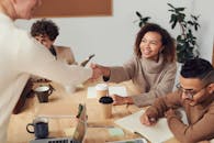 同事们积极开会，边握手边讨论项目