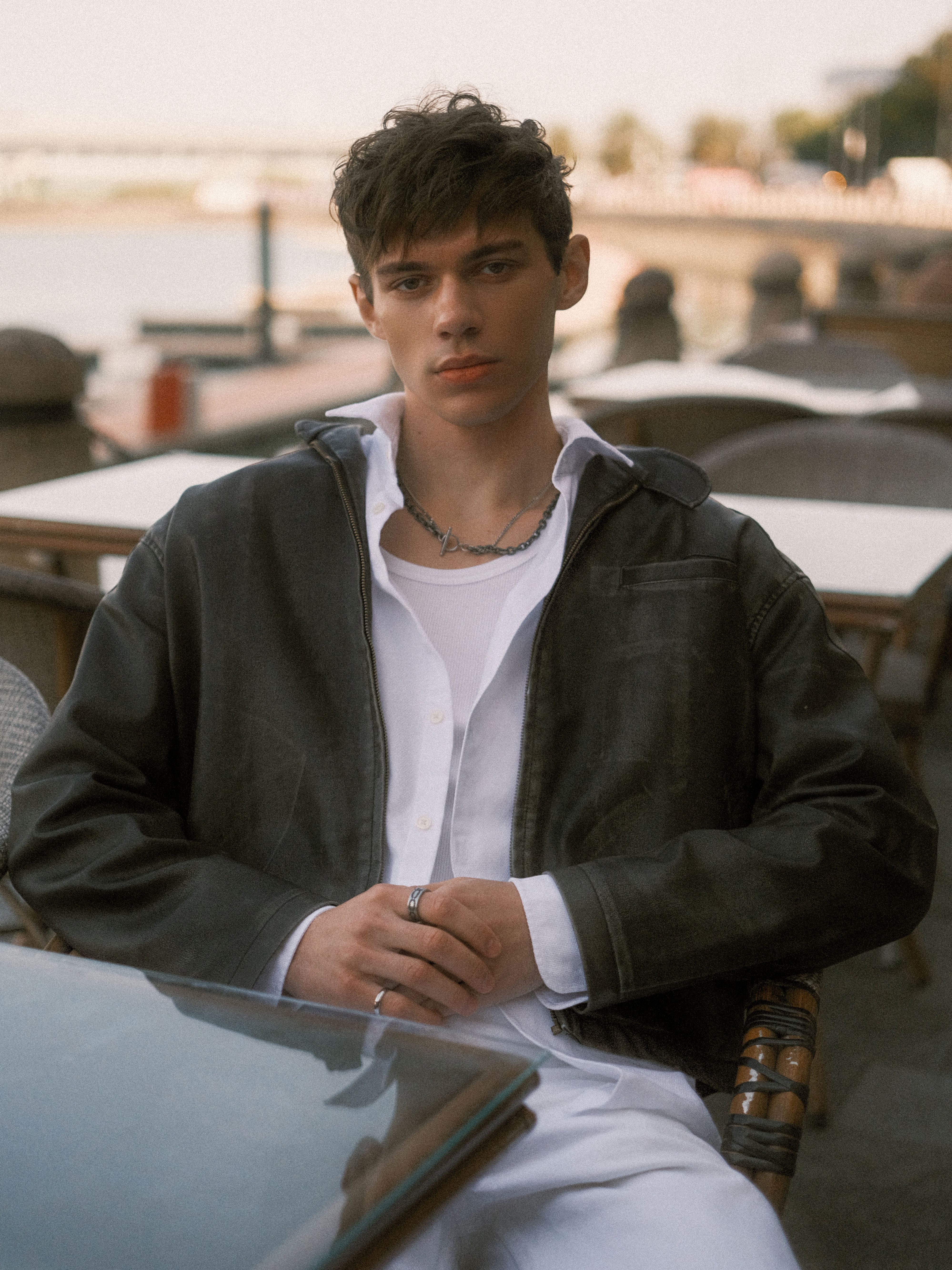 Retrato De Un Joven En Un Café Informal Al Aire Libre · Foto de stock ...