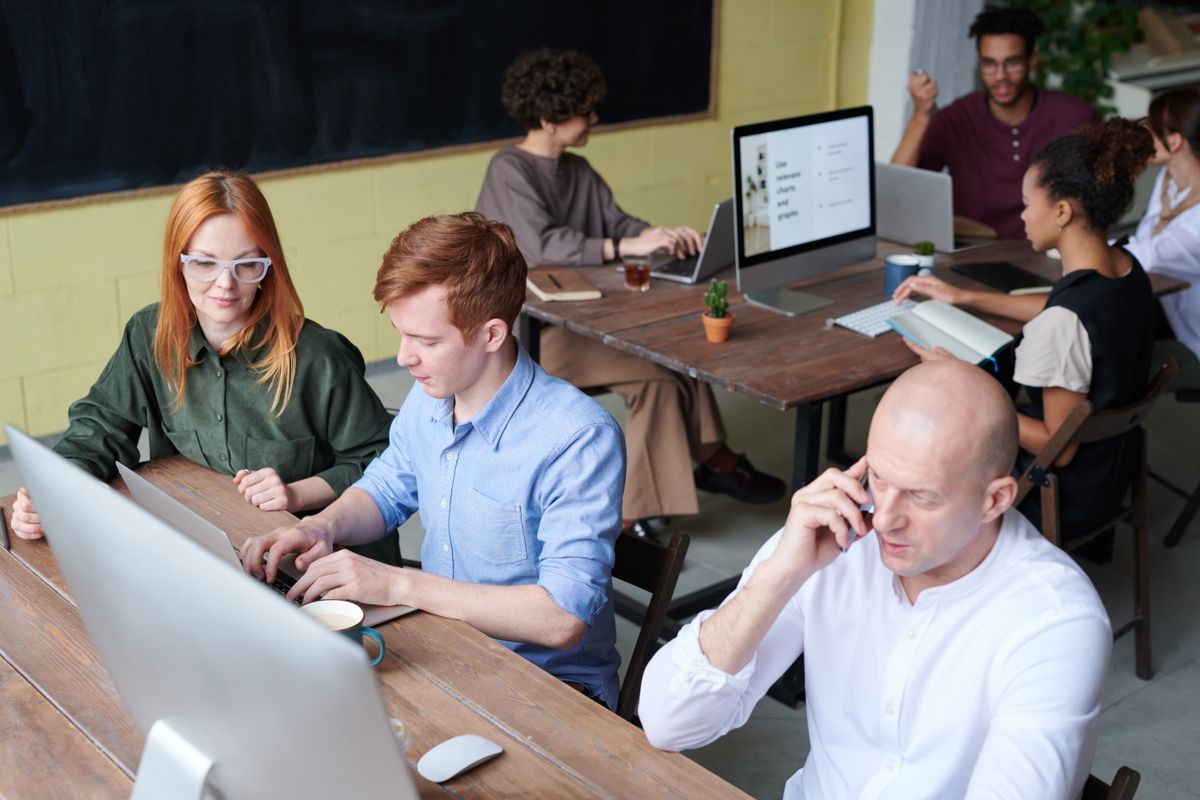 digital marketing agency in Lohardaga — business team planning online marketing strategy