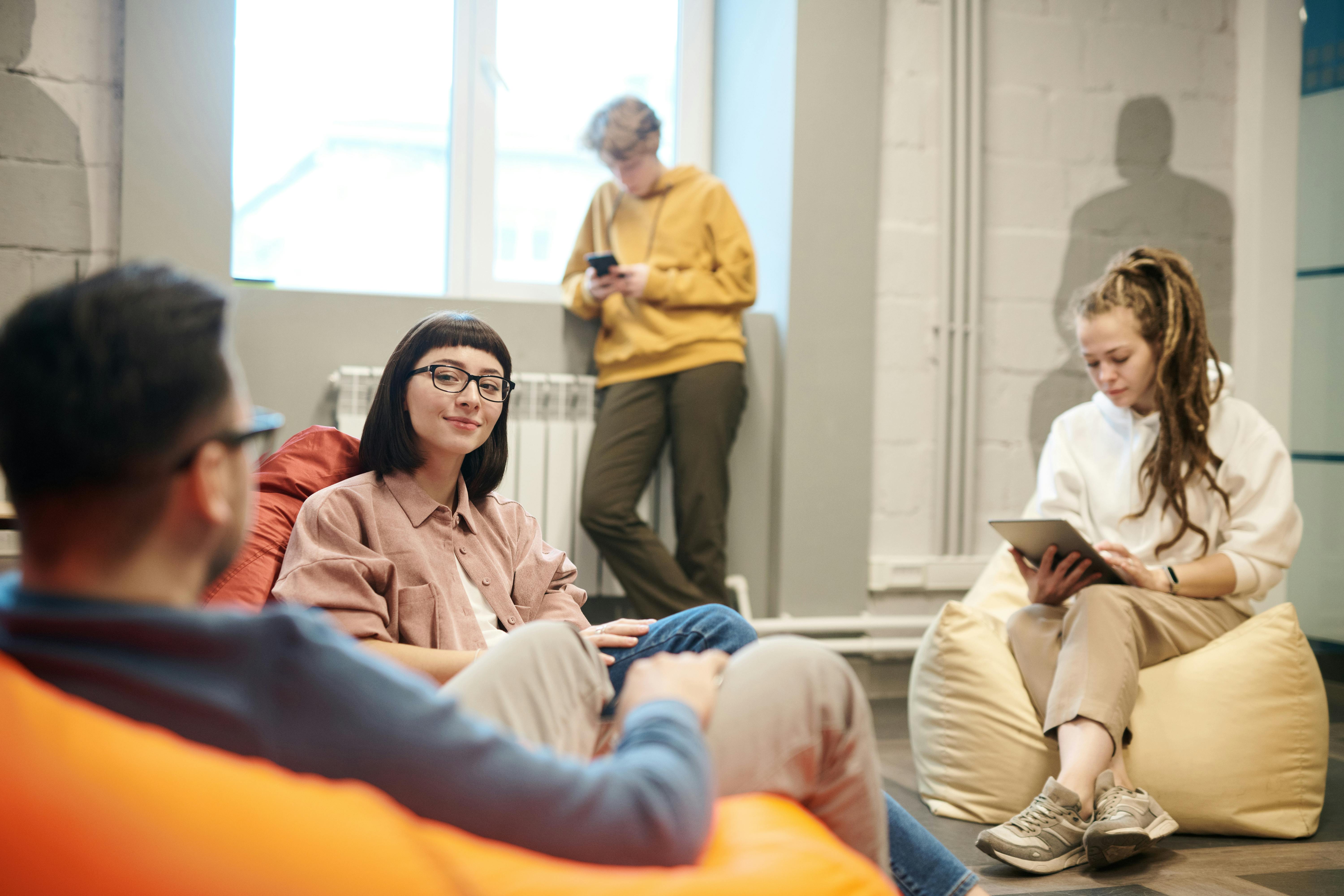 年轻人在室内使用移动设备放松身心，营造休闲氛围