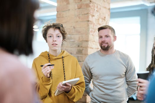 在现代办公室内，一群成年人正在进行随意的团队讨论