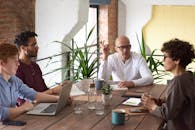 一群同事在现代办公室里围着木桌进行战略讨论