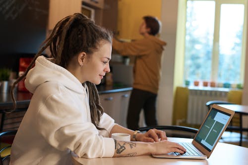 Free Shallow Focus Photo of Woman Using a Laptop Stock Photo