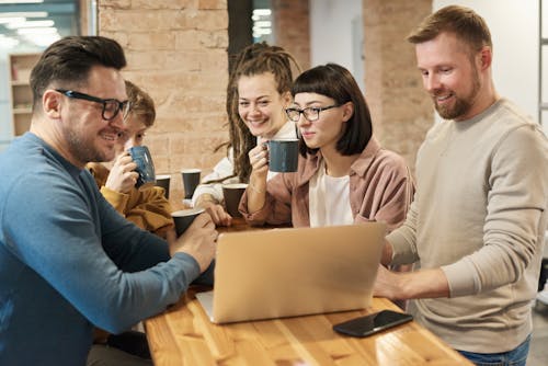 Persone Che Cercano Sul Computer Portatile Bianco