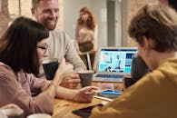 同事们一边喝咖啡，一边在现代办公环境中合作项目