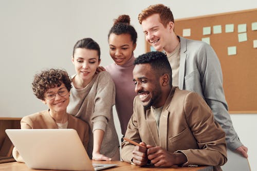 Foto Von Leuten, Die Auf Laptop Schauen