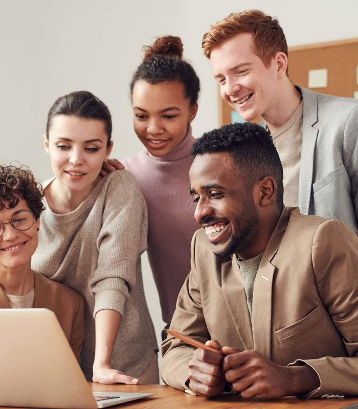 Consultoría IA: ideal para empresas que quieren adoptar IA de forma estratégica y sin improvisar Directivos y equipo empresarial en sesión de consultoría en Inteligencia Artificial para diseñar plan de adopción