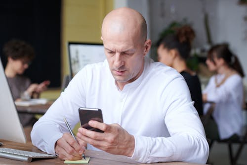 Foto Di Uomo Che Utilizza Smartphone