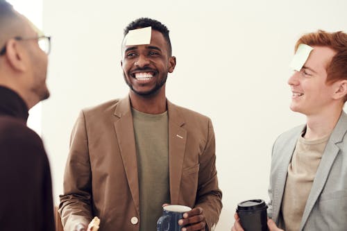 Foto De Homens Sorrindo Enquanto Seguram Uma Xícara