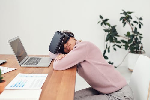 Vrouw Met Behulp Van Virtual Reality Goggles