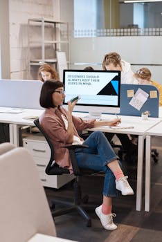 创意专业人士在现代化的办公空间里协作