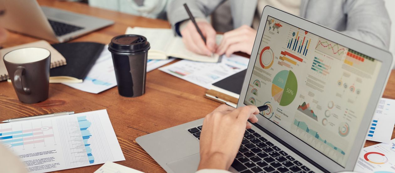 Análise de indicadores empresariais em dashboard durante reunião estratégica
