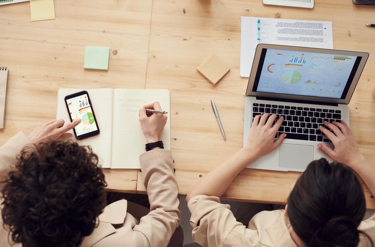 Online dating: starting a conversation on a niche platform