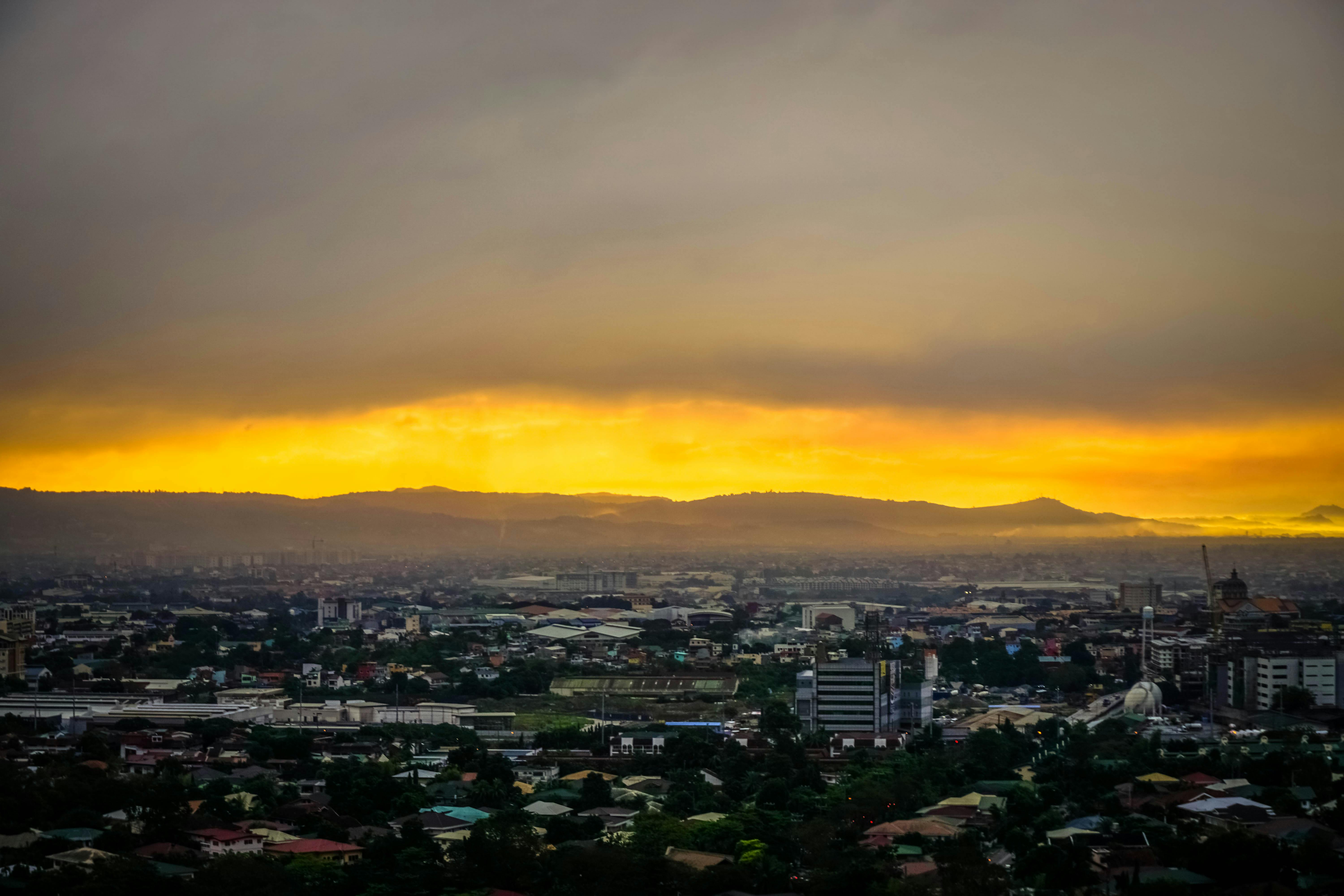 فريق دعم يراجع بلاغات في نظام إدارة