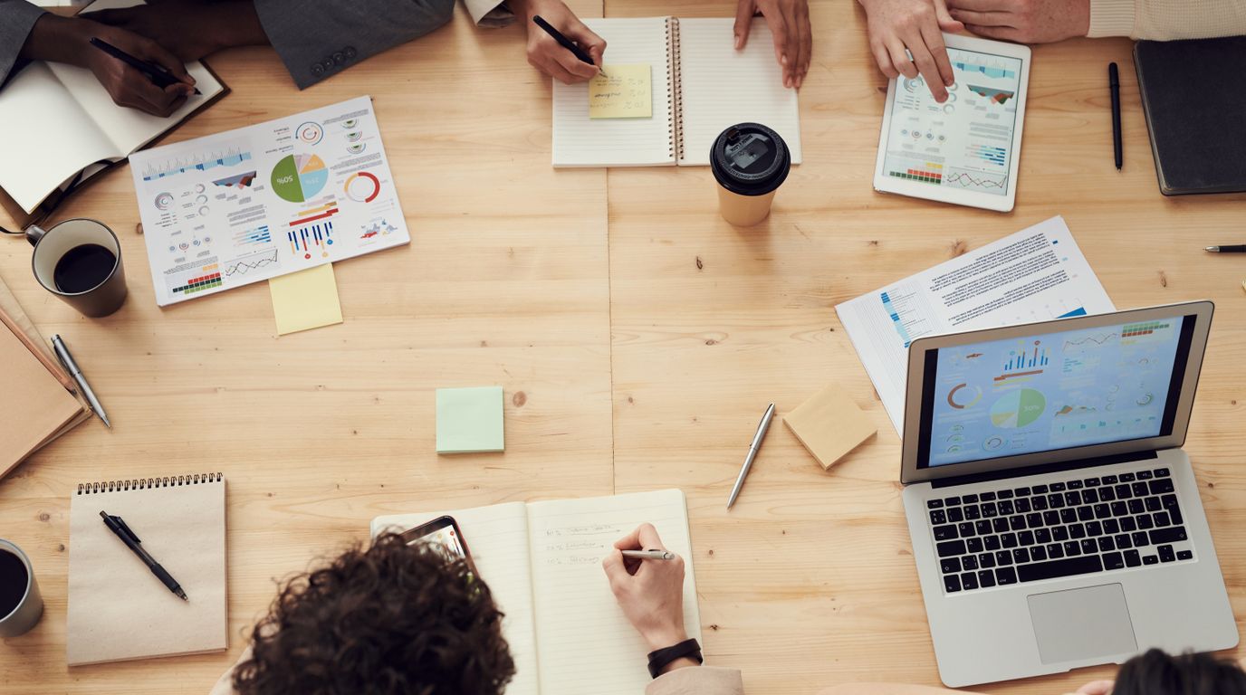 自社運用と代行を比較検討している資料