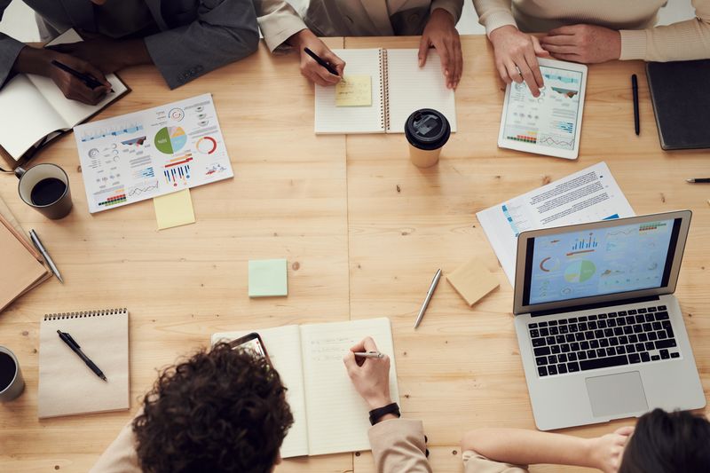 Équipe de gestion en réunion de coordination
