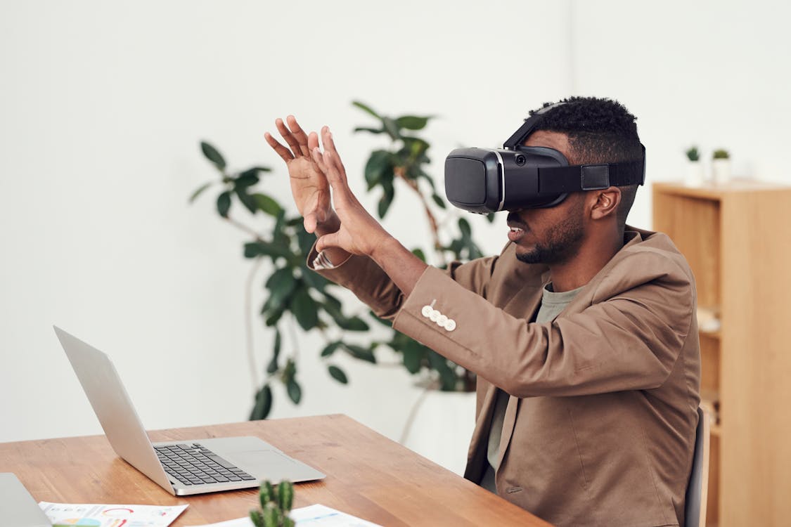 Free Man Using VR Goggles Stock Photo