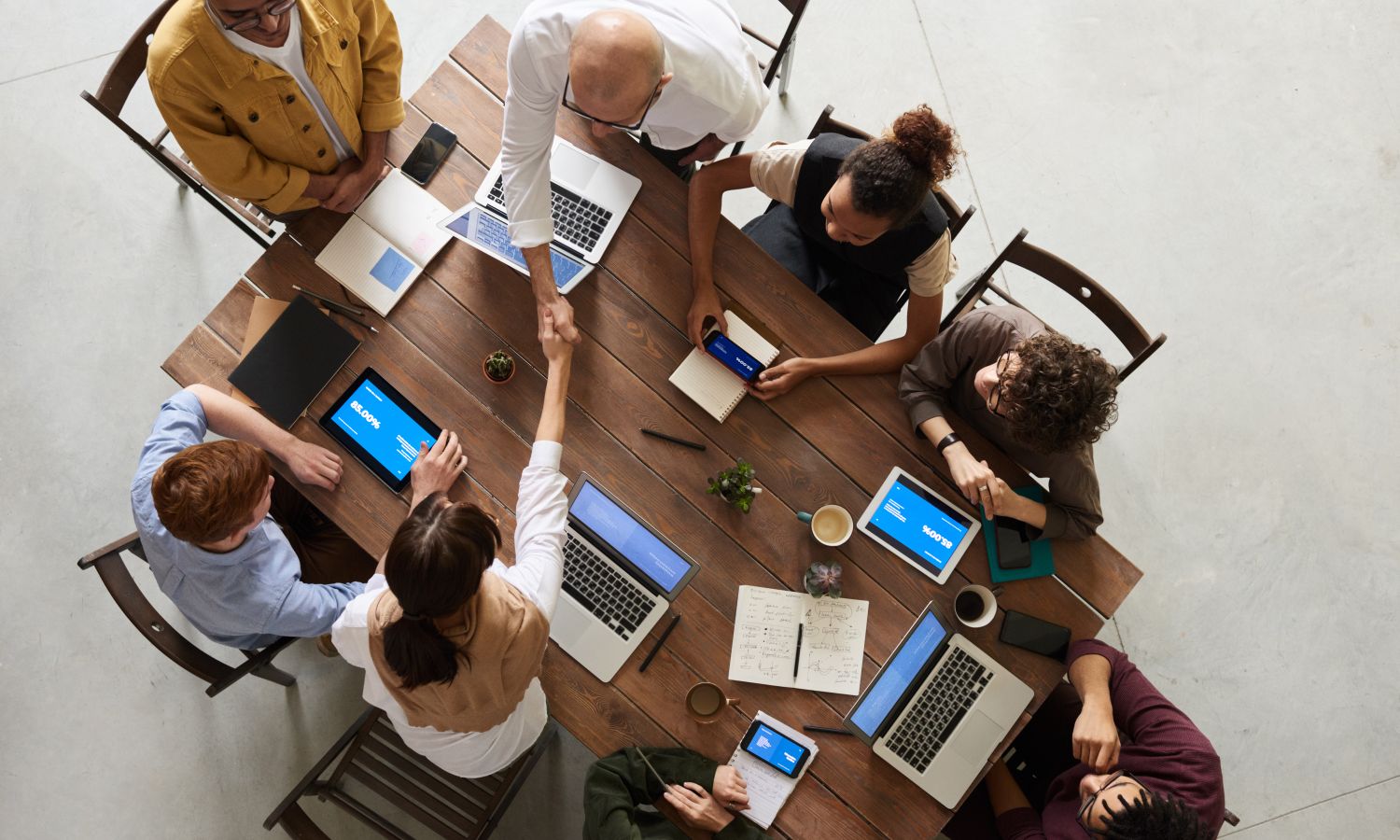 Equipo de empresa analizando opciones de financiación en una oficina
