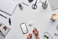 现代化工作空间采用平坦布局，并配有科技设备、拿铁咖啡和办公用品