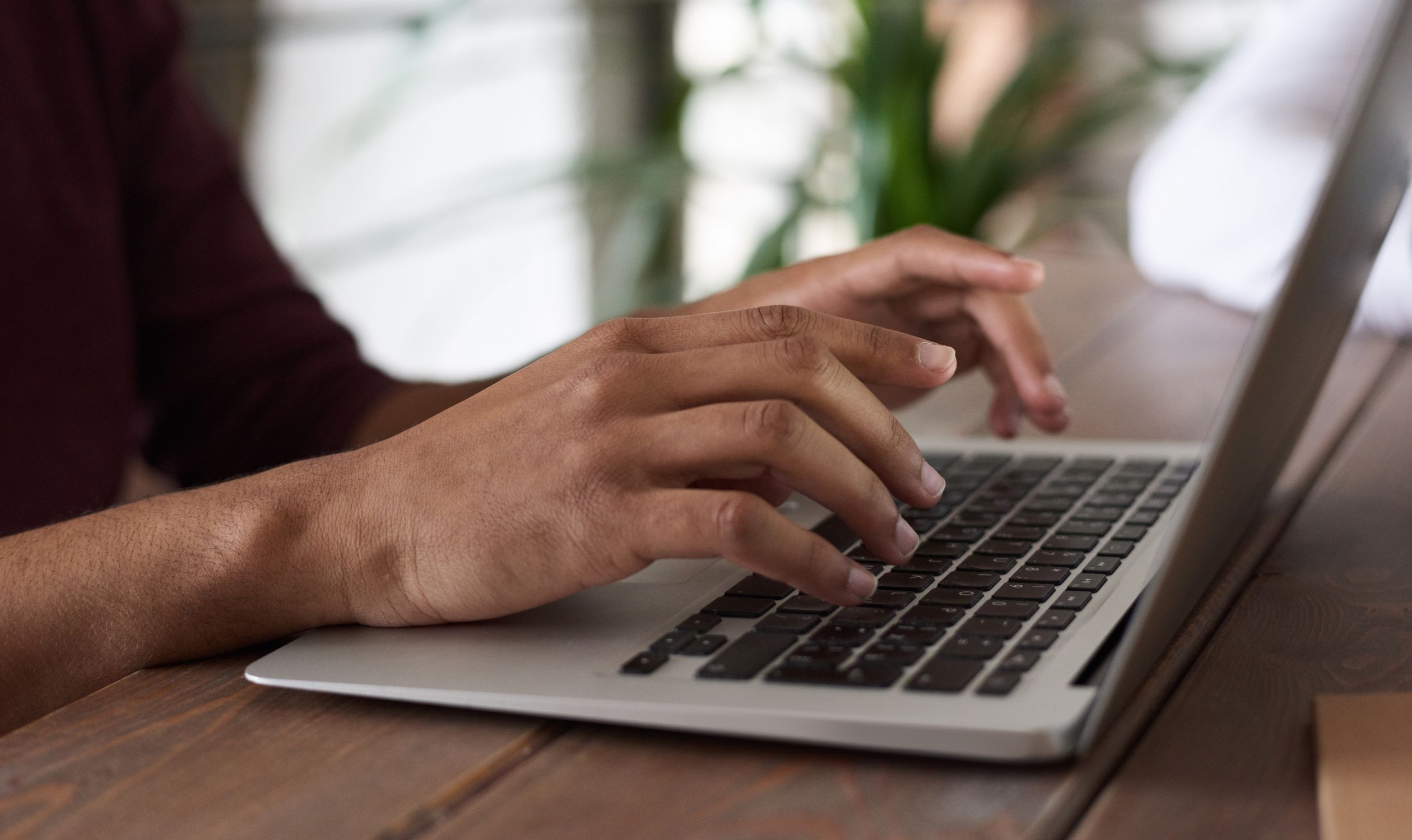 Accessibilité web : ce que la loi impose vraiment aux TPE en 2026 2 Navigation au clavier et accessibilité web : mains sur un clavier d'ordinateur portable, bonne pratique RGAA pour les sites de TPE
