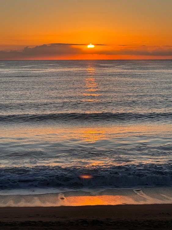 Serene Sunrise Over Calm Ocean Waves · Free Stock Photo