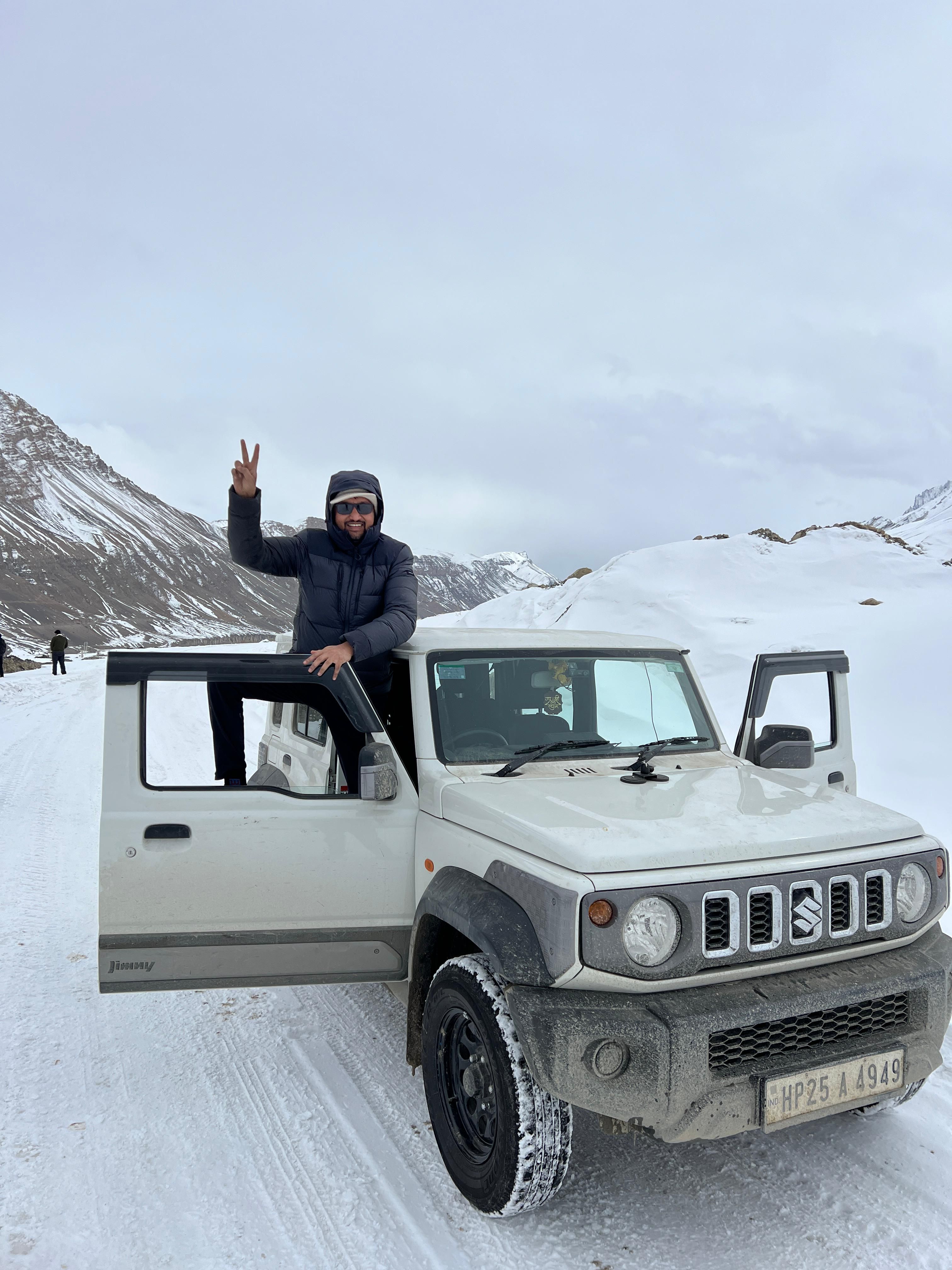 Experience a thrilling winter road trip through the snowy mountains of Himachal Pradesh, India.