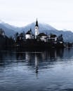 布莱德湖宁静的水域中倒映着布莱德岛教堂迷人的冬季景观