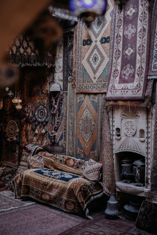 Free Cozy interior with traditional Turkish carpets and decor in Cappadocia, Türkiye. Stock Photo
