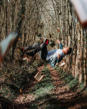 一名男子漂浮在森林小路上漂浮的书籍中，营造出超现实的场景